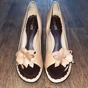 Two Lips Cream Shoes